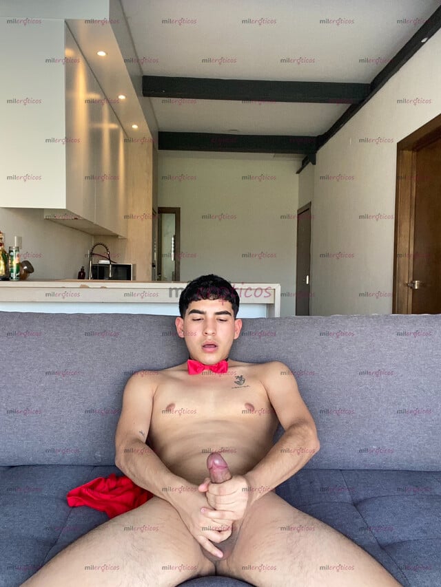 FOTOS DE JOVEN UNIVERSITARIO, DE BUENA VERGA Y BUEN CULO LISTO PARA COMPLACERTE