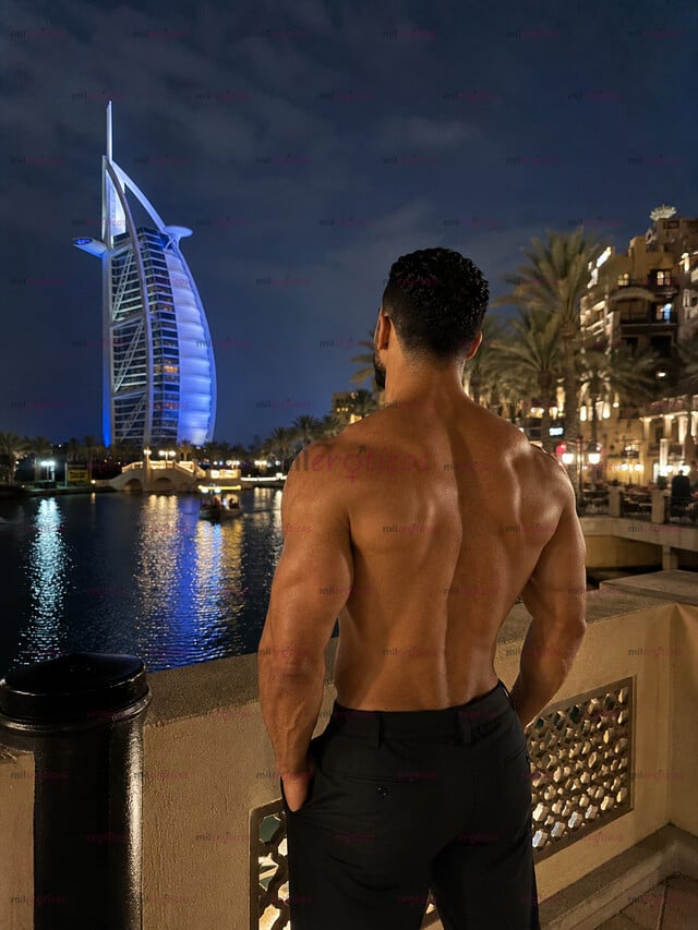 FOTOS DE ESCORT MASCULINO ALTO Y MUSCULOSO ACTIVO