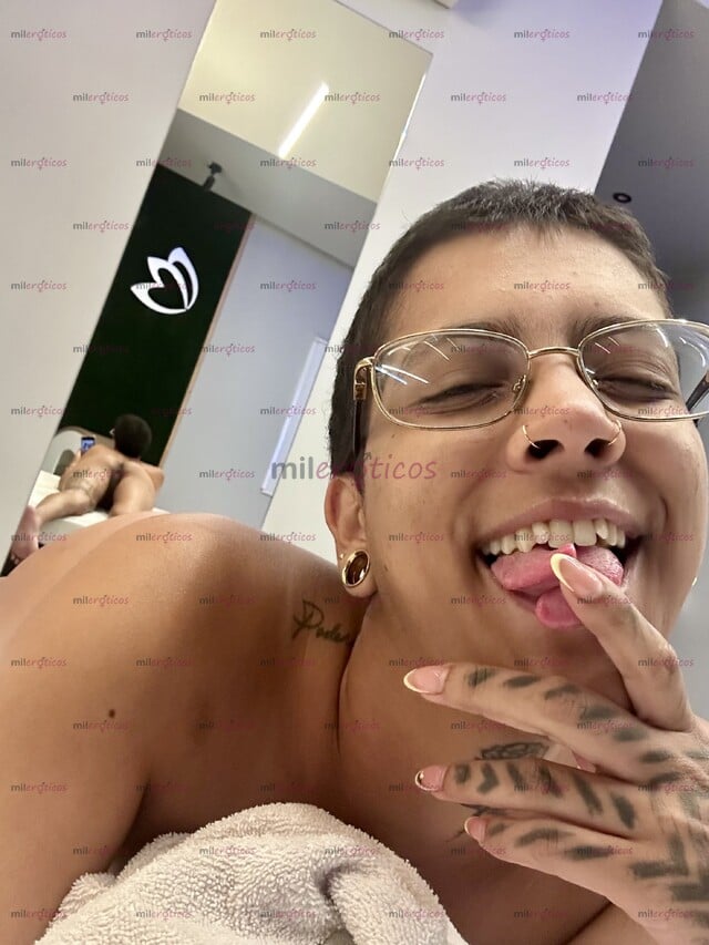 FOTOS DE NUEVA! CHICA MUY MORBOSA CON LENGUA BÍFIDA Y BIG CLIT.