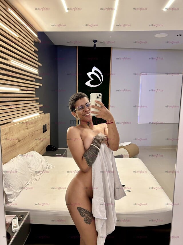 FOTOS DE NUEVA! CHICA MUY MORBOSA CON LENGUA BÍFIDA Y BIG CLIT.