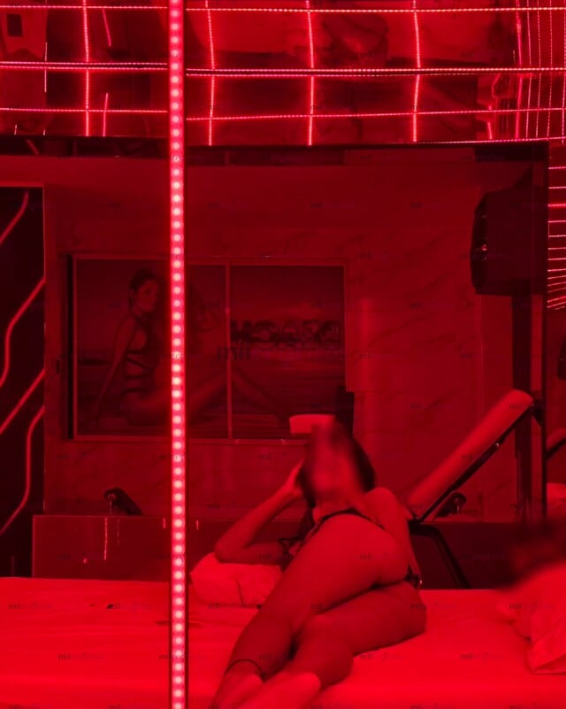 FOTOS DE MORENA CON CURVAS HOT SEXY VAGINA APRETADITA Y COLA PARADITA