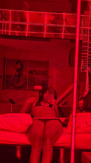 FOTOS DE MORENA CON CURVAS HOT SEXY VAGINA APRETADITA Y COLA PARADITA