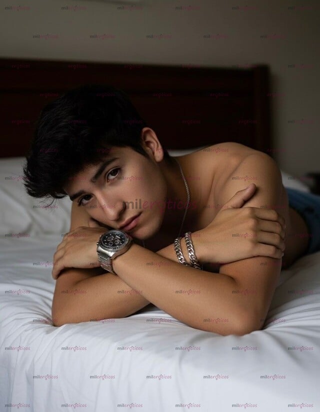 FOTOS DE JOVEN ATRACTIVO ELEGANTE COMPLACIENTE PROFESIONAL