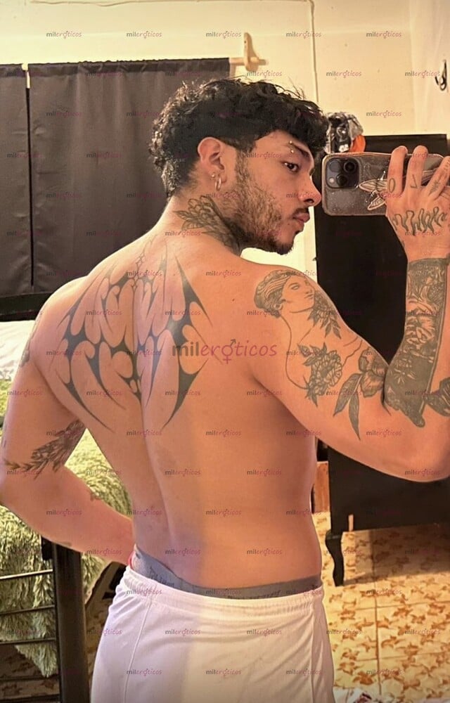 FOTOS DE GUAPO TATUADO CON LA VERGA GORDA Y PELUDA. SOLO SOLVENTES
