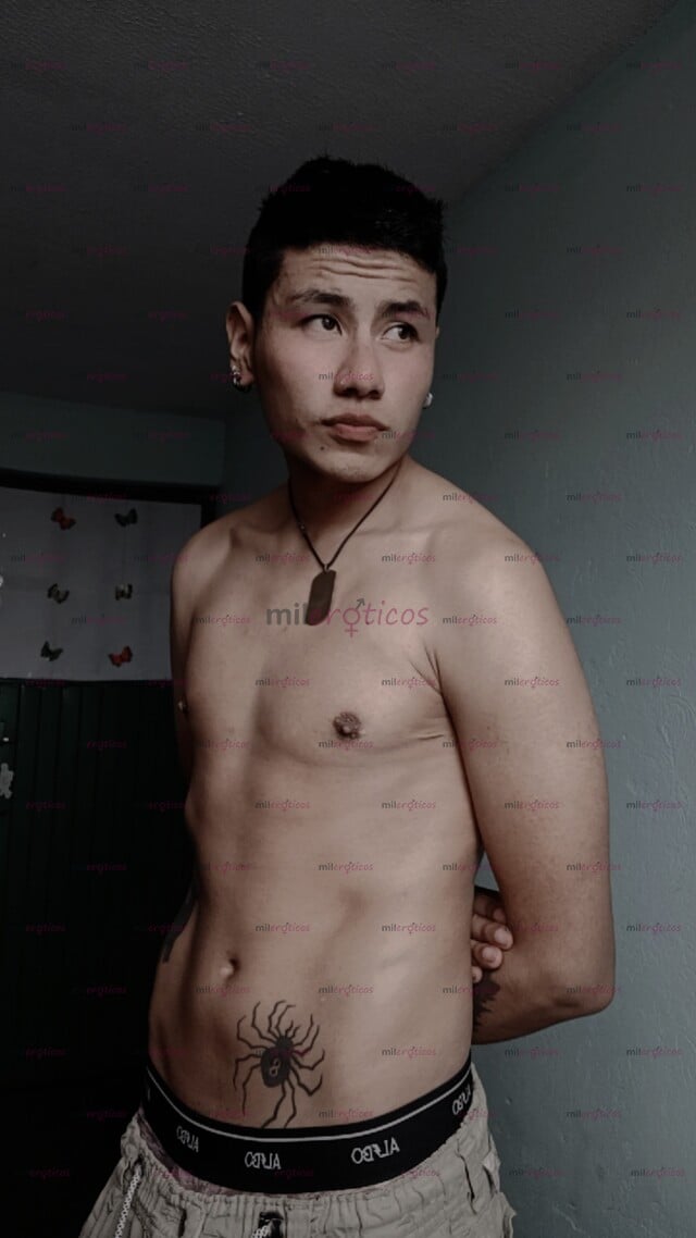 FOTOS DE VERSATIL, DELGADO, JOVEN TRANQUILO Y COMPLACIENTE