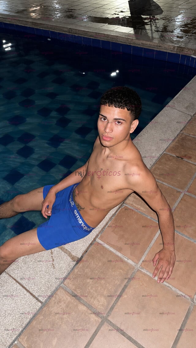 FOTOS DE MORE THAN HANDSOME, IMPOSSIBLE TO IGNORE SI