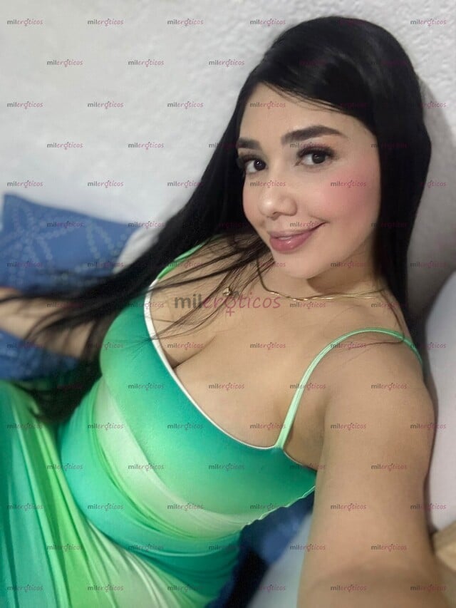 FOTOS DE AURORA RECIÉN LLEGADA DAMA DE PIEL BLANCA Y CABELLO NEGRO AZABACHE