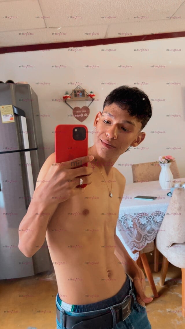 FOTOS DE JOVEN DELGADO, RISUEÑO, CON GANAS DE CUMPLIR TUS FETICHES Y HACERTE FELIZ