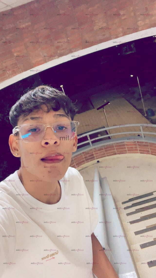 FOTOS DE JOVEN DELGADO, RISUEÑO, CON GANAS DE CUMPLIR TUS FETICHES Y HACERTE FELIZ