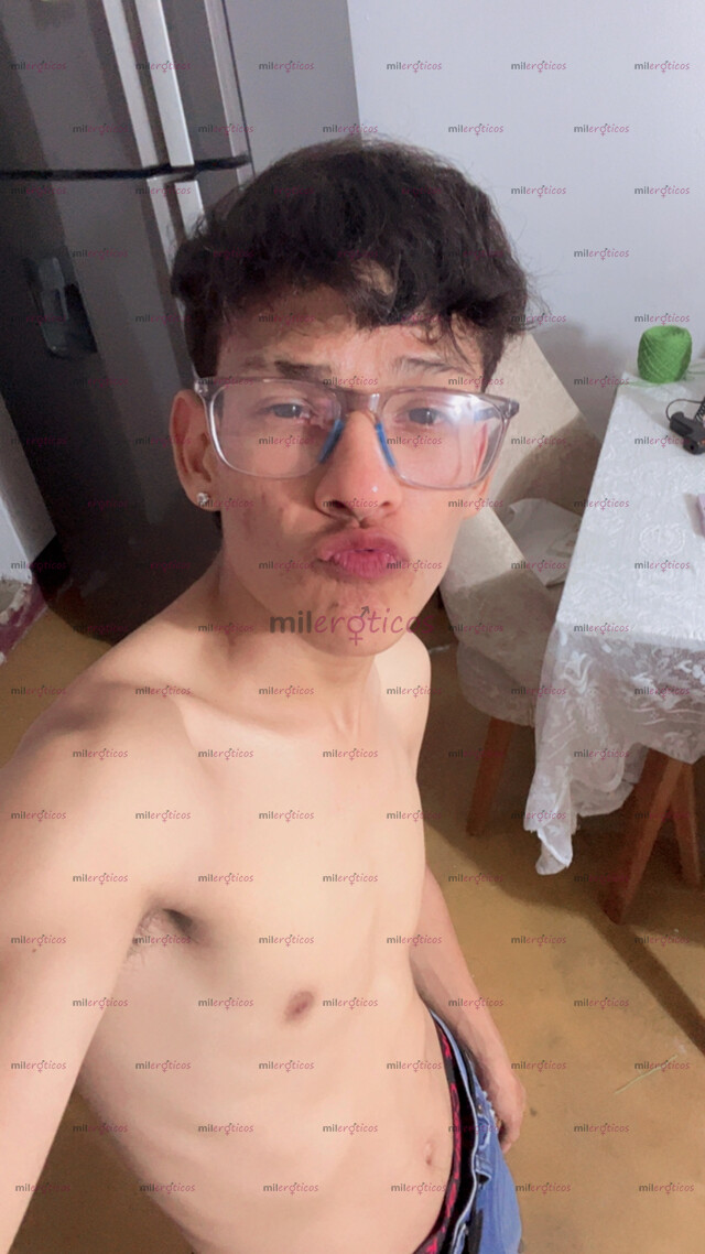 FOTOS DE JOVEN DELGADO, RISUEÑO, CON GANAS DE CUMPLIR TUS FETICHES Y HACERTE FELIZ