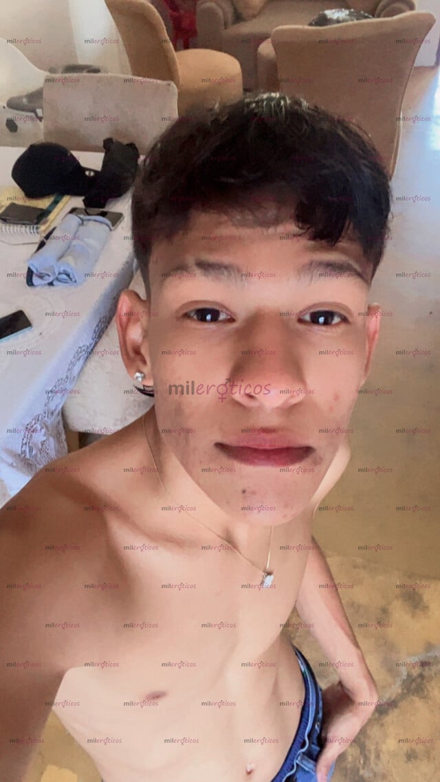FOTOS DE JOVEN DELGADO, RISUEÑO, CON GANAS DE CUMPLIR TUS FETICHES Y HACERTE FELIZ