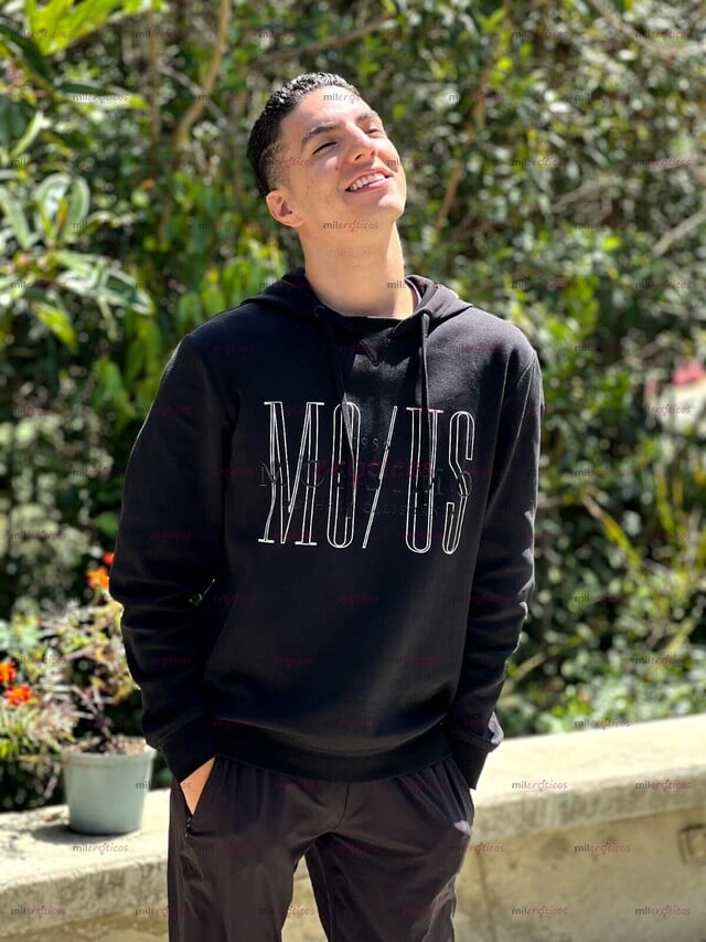 FOTOS DE JOVEN DISPUESTO A COMPLACER EN LO QUE DESEE$