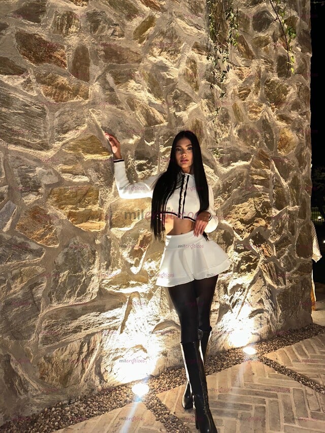 FOTOS DE ALTA, MORENA Y REFINADA: LA ESENCIA DE LA ELEGANCIA COLOMBIANA