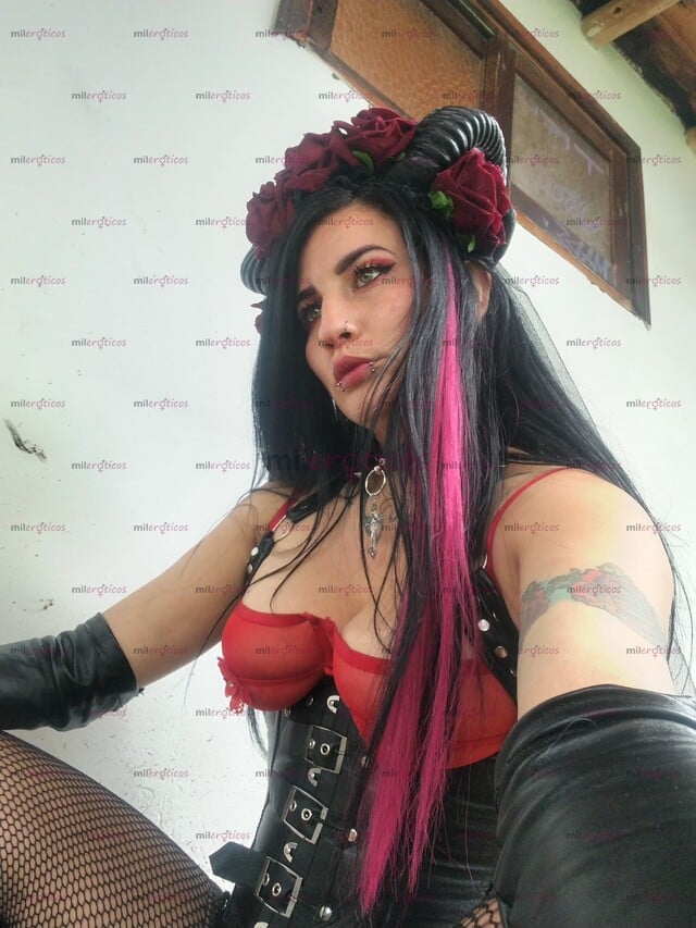 FOTOS DE NUEVA !RIA BLACK, ROCKERITA OJOS VERDES, CABELLO NEGRO BUEN LÉXICO DOMINANTE