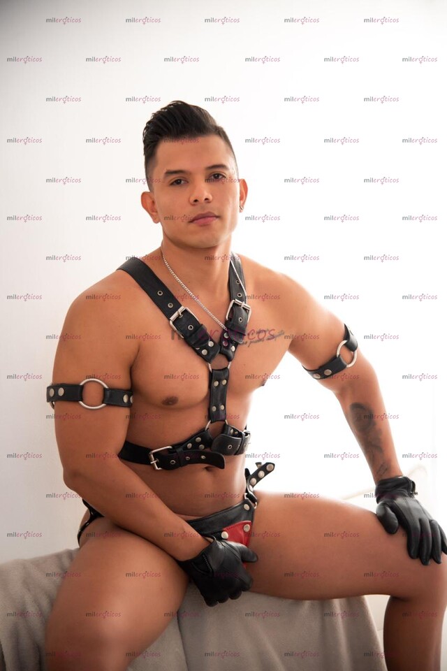 FOTOS DE DANIEL MACHO GUAPO MORENO DOTADO CON VERGA CURVA COMPLACIENTE VARONIL SERIO