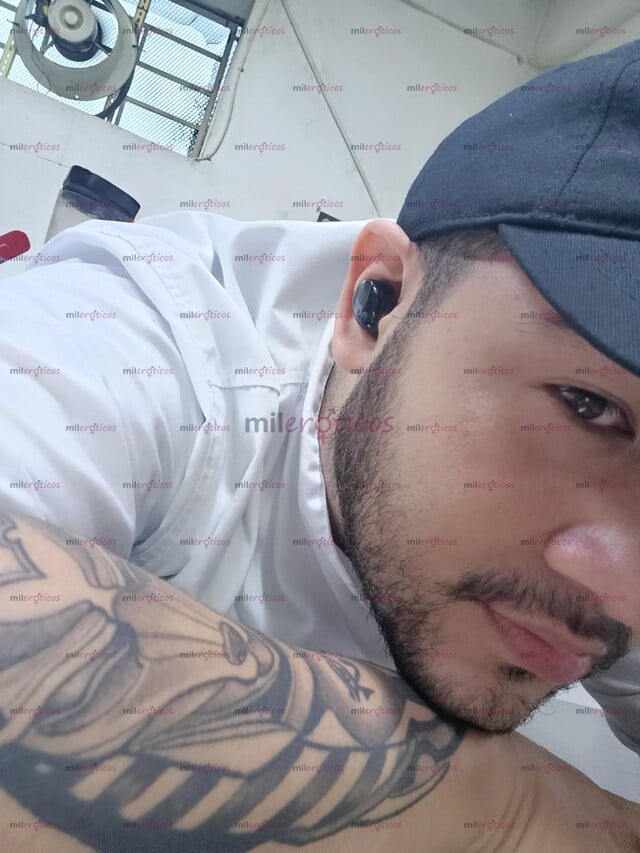 FOTOS DE JOVEN TATUADO Y BARBADO CON TIEMPO Y PASIÓN