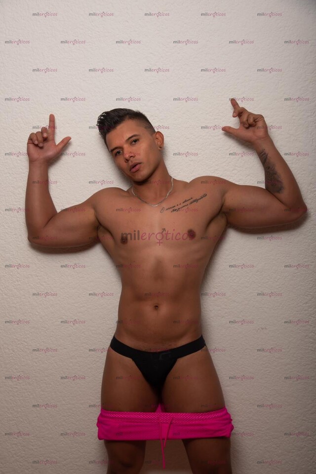 FOTOS DE DANIEL MACHO GUAPO MORENO DOTADO CON VERGA CURVA COMPLACIENTE VARONIL SERIO