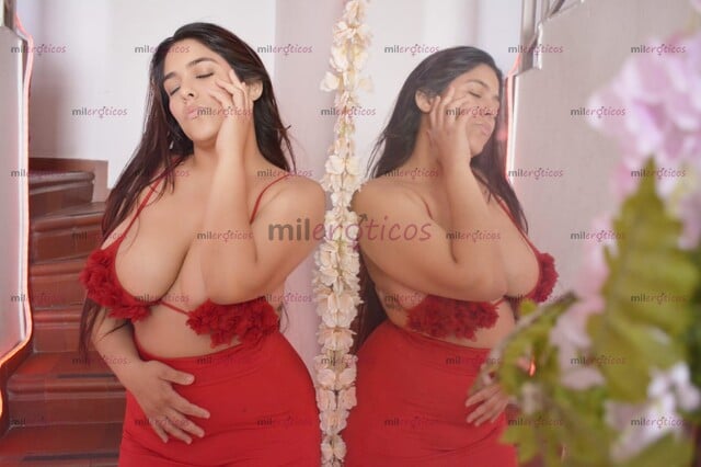 FOTOS DE UNA DELICIOSA TETONA CURVI ESTA ESPERANDO POR TI