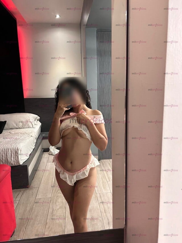 FOTOS DE CHICA GUAPA ESTUDIANTE, CABELLO RIZADO Y DELGADA