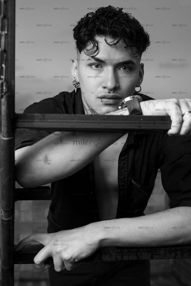 FOTOS DE JOVEN TATUADO VERSATIL DISPONIBLE COMPLACIENTE Y ARRECHO SITIO