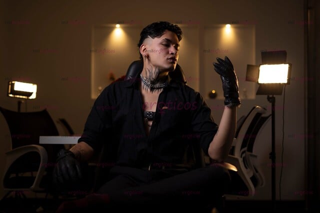 FOTOS DE JOVEN TATUADO VERSATIL DISPONIBLE COMPLACIENTE Y ARRECHO SITIO