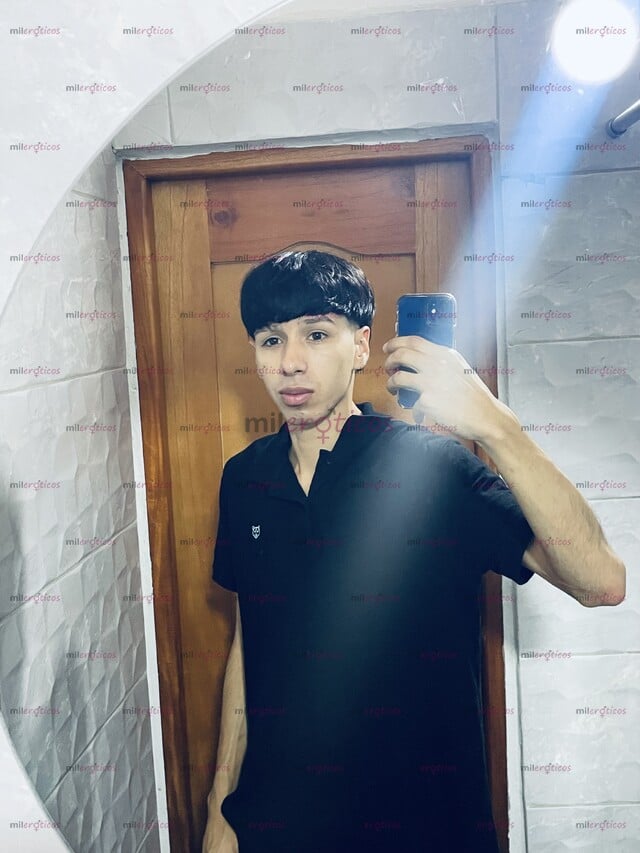 FOTOS DE CHICO TWINK SERIO MASCULINO DISPUESTO A COMPLACERTE
