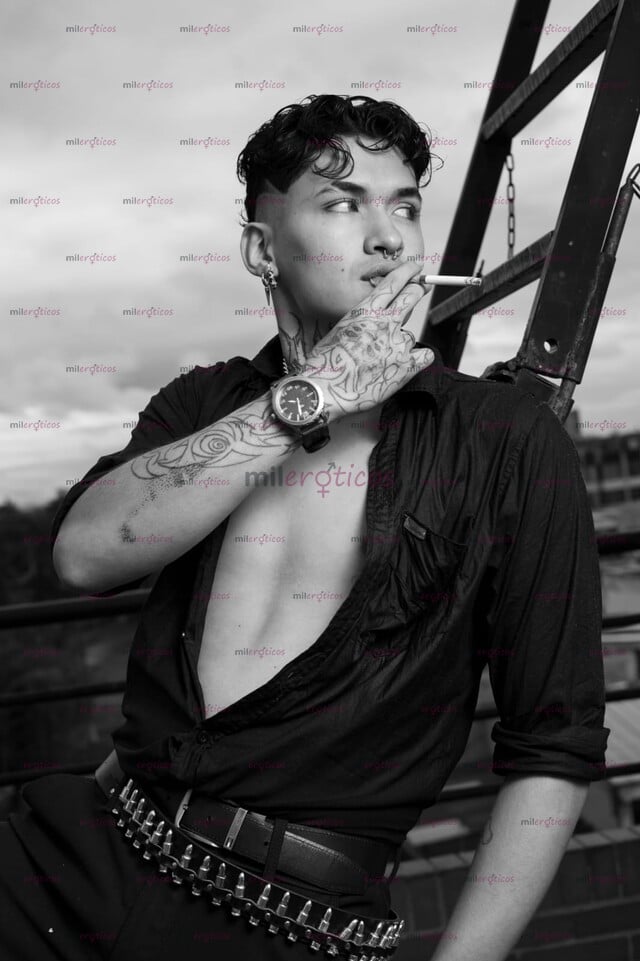 FOTOS DE JOVEN TATUADO VERSATIL DISPONIBLE COMPLACIENTE Y ARRECHO SITIO