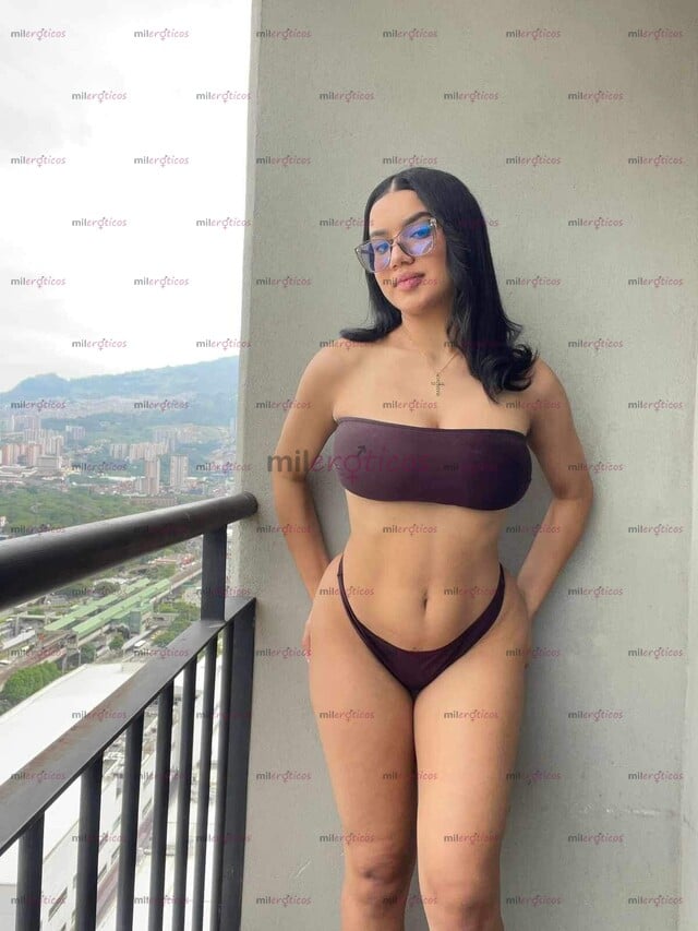 FOTOS DE SOY MIA, MUY FEMENINA Y CON SENOS GRANDES