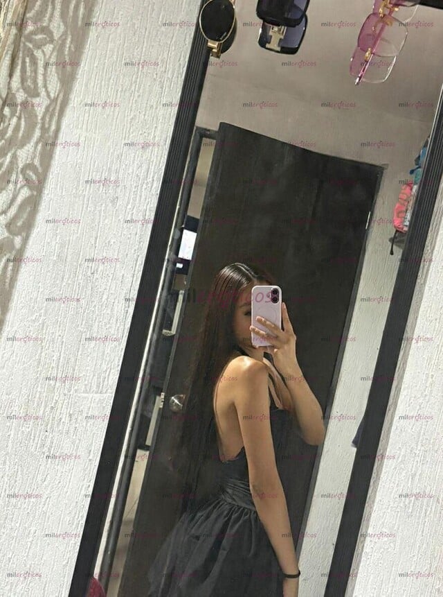 FOTOS DE LÍA HERMOSA FLAQUITA, ACUERPADITA PETIT Y CON UNOS HERMOSOS OJOS
