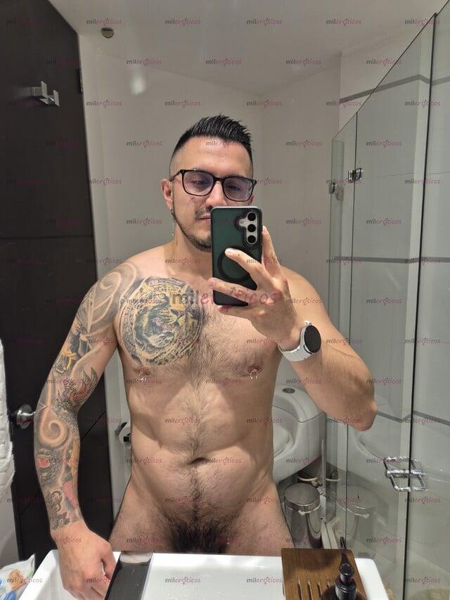 FOTOS DE UN MACHO ACTIVO. FETICHISTA Y DOMINANTE.