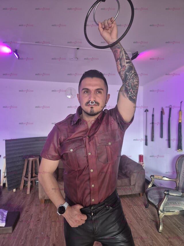 FOTOS DE UN MACHO ACTIVO. FETICHISTA Y DOMINANTE.