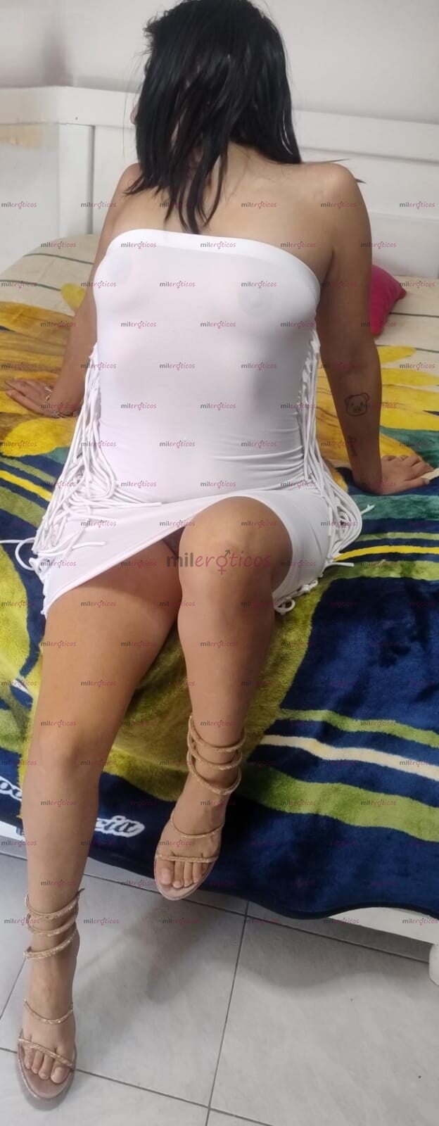 FOTOS DE FASCINANTE CHICA PIEL CANELA, PETIT Y MUY CACHONDA