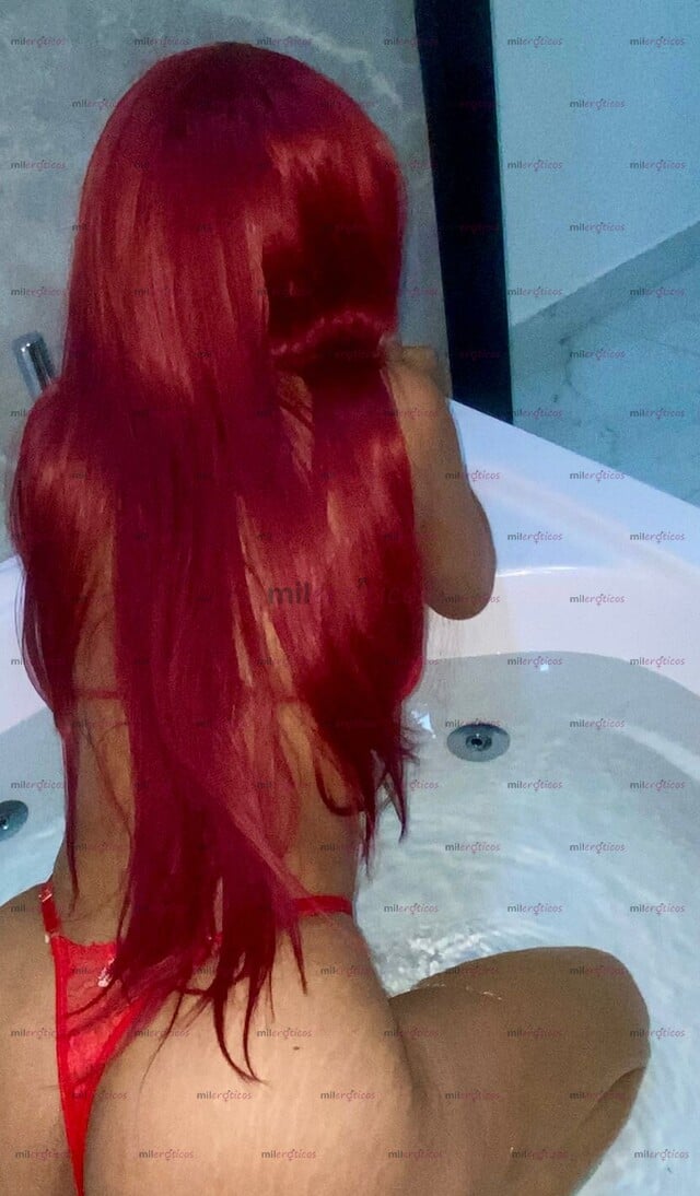 FOTOS DE ENCANTO ELEGANTE: JOVEN DELGADA DE PELO NEGRO CON CURVAS IRRESISTIBLES Y SILUETA