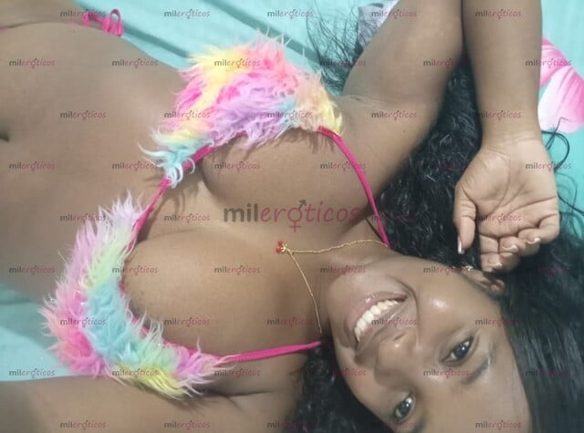 FOTOS DE MORENA SEXY CON CABELLERA ESPECTACULAR, MUY LINDA Y COMPLACIENTE