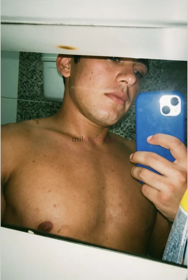 Prazer me chamo alex sou a combinacao perfeita entre inteligencia e seducao se voce busca uma homem charmoso envolvente e que sabe como fazer um homem...