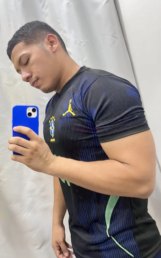 Prazer me chamo alex sou a combinacao perfeita entre inteligencia e seducao se voce busca uma homem charmoso envolvente e que sabe como fazer um homem...