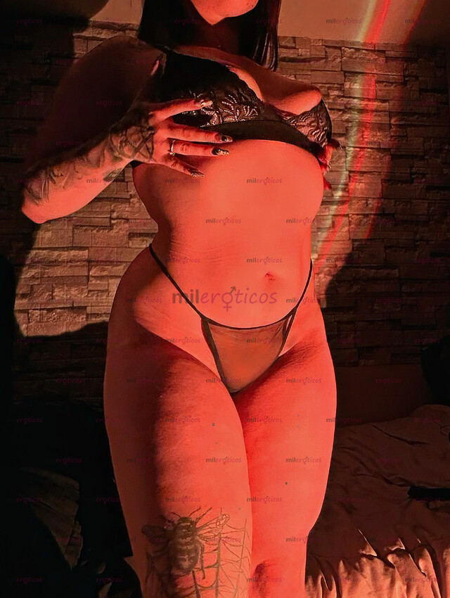 FOTOS DE HERMOSA MODELO COLOMBIANA, BLANQUITA DE PIEL SUAVE Y TATUADA