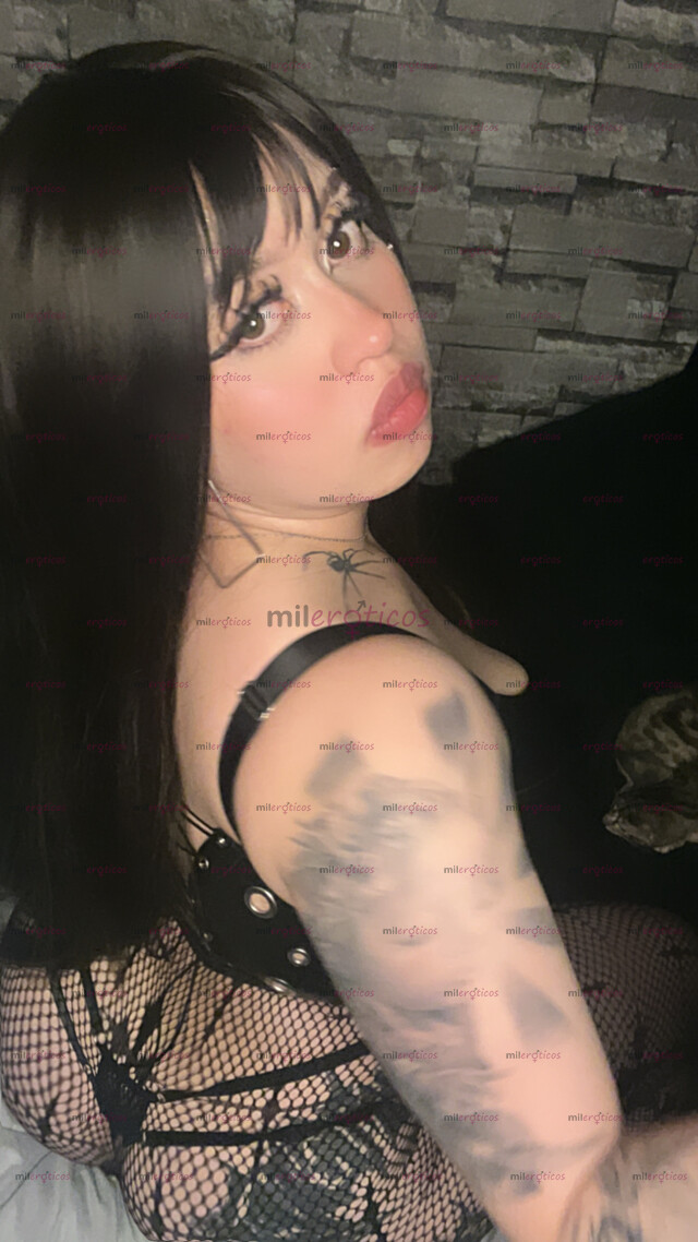 FOTOS DE HERMOSA MODELO COLOMBIANA, BLANQUITA DE PIEL SUAVE Y TATUADA
