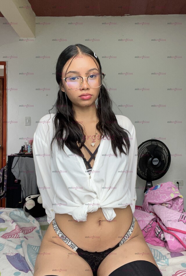 FOTOS DE CHICA JOVEN Y SEGURA DE SÍ MISMA, CON ACTITUD COQUETA PARA UNA CONEXIÓN INTENSA