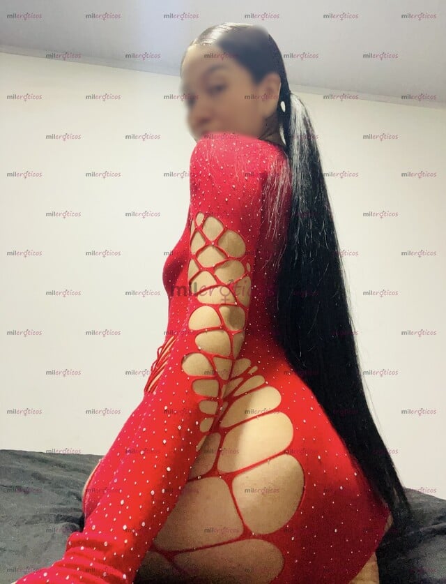 FOTOS DE LINDA FLACA SEXY Y ARDIENTE DE PELO NEGRO LARGO DISPUESTA A DARTE MUCHO PLACER