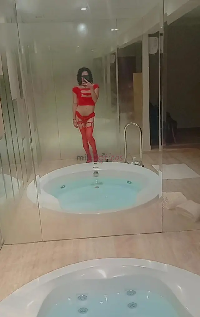 Joven femboy trans tomo hormonas tengo algo pronunciados los pechito y otros cambios flaquita bajita pelito largo natural con cinturita culoncita soi...
