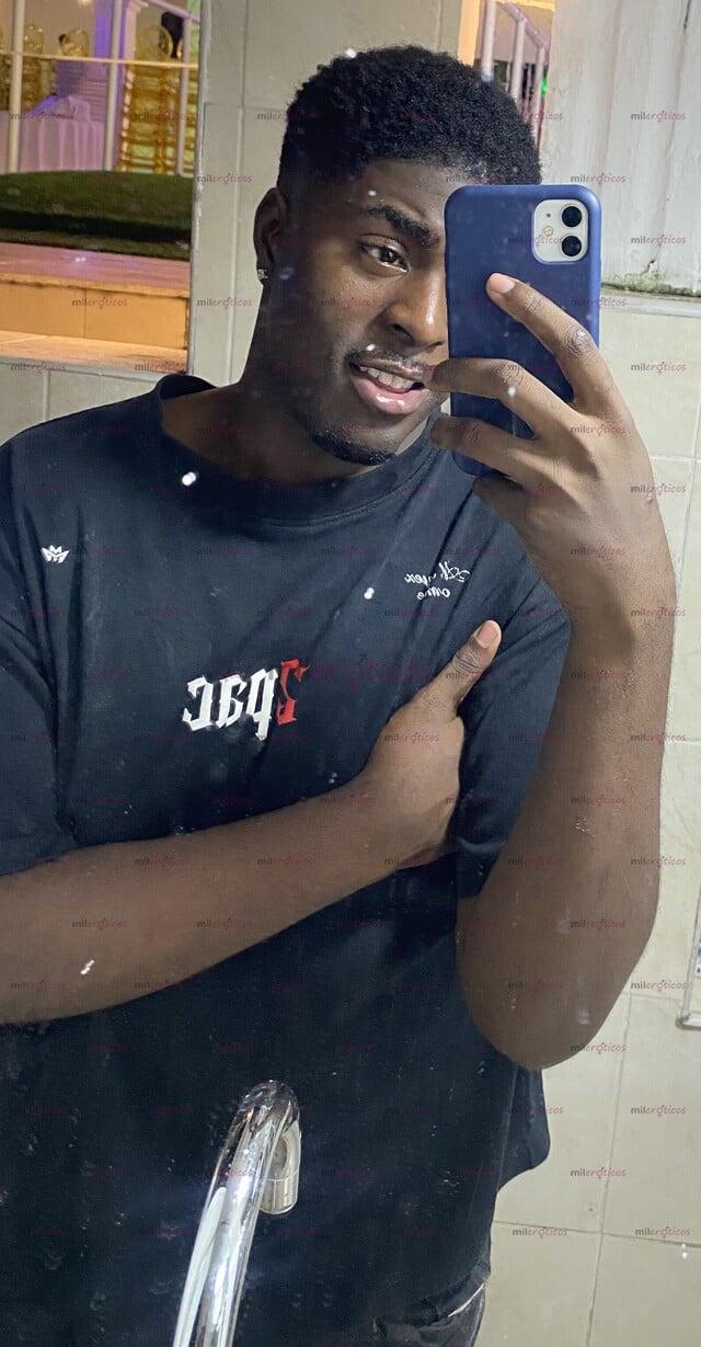 FOTOS DE CHICO NEGRO UNIVERSITARIO. VERSÁTIL APASIONADO Y JUGUETÓN