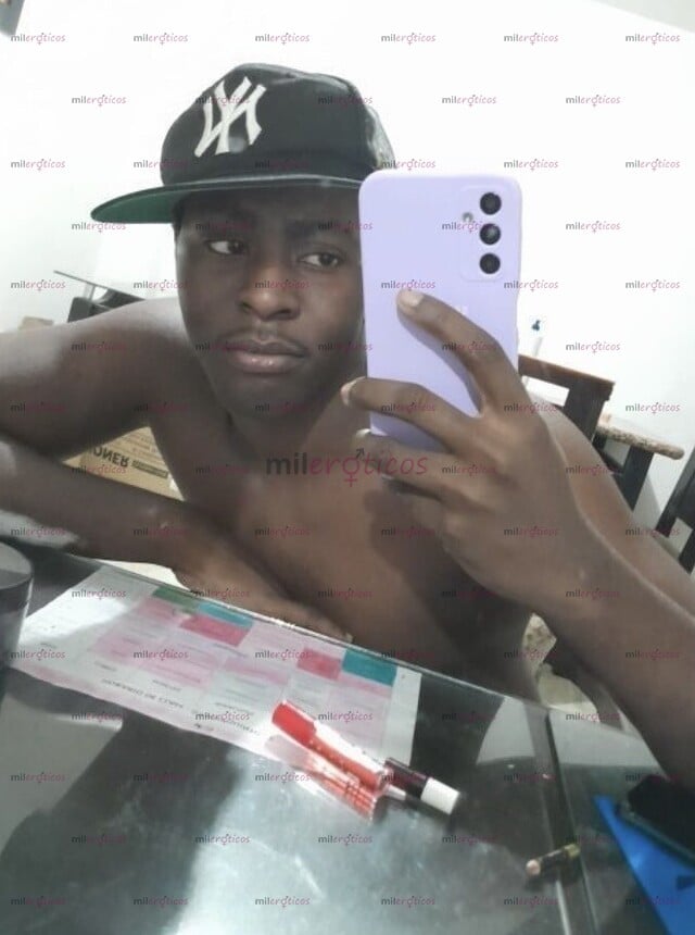 FOTOS DE CHICO NEGRO UNIVERSITARIO. VERSÁTIL APASIONADO Y JUGUETÓN