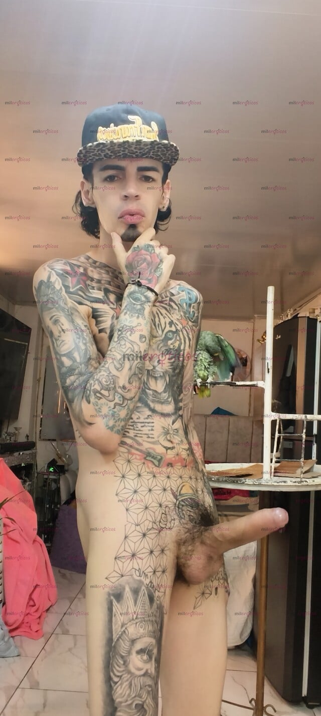 FOTOS DE FLACO ACTIVO BLANCO TATUADO SERIO RESERVADO