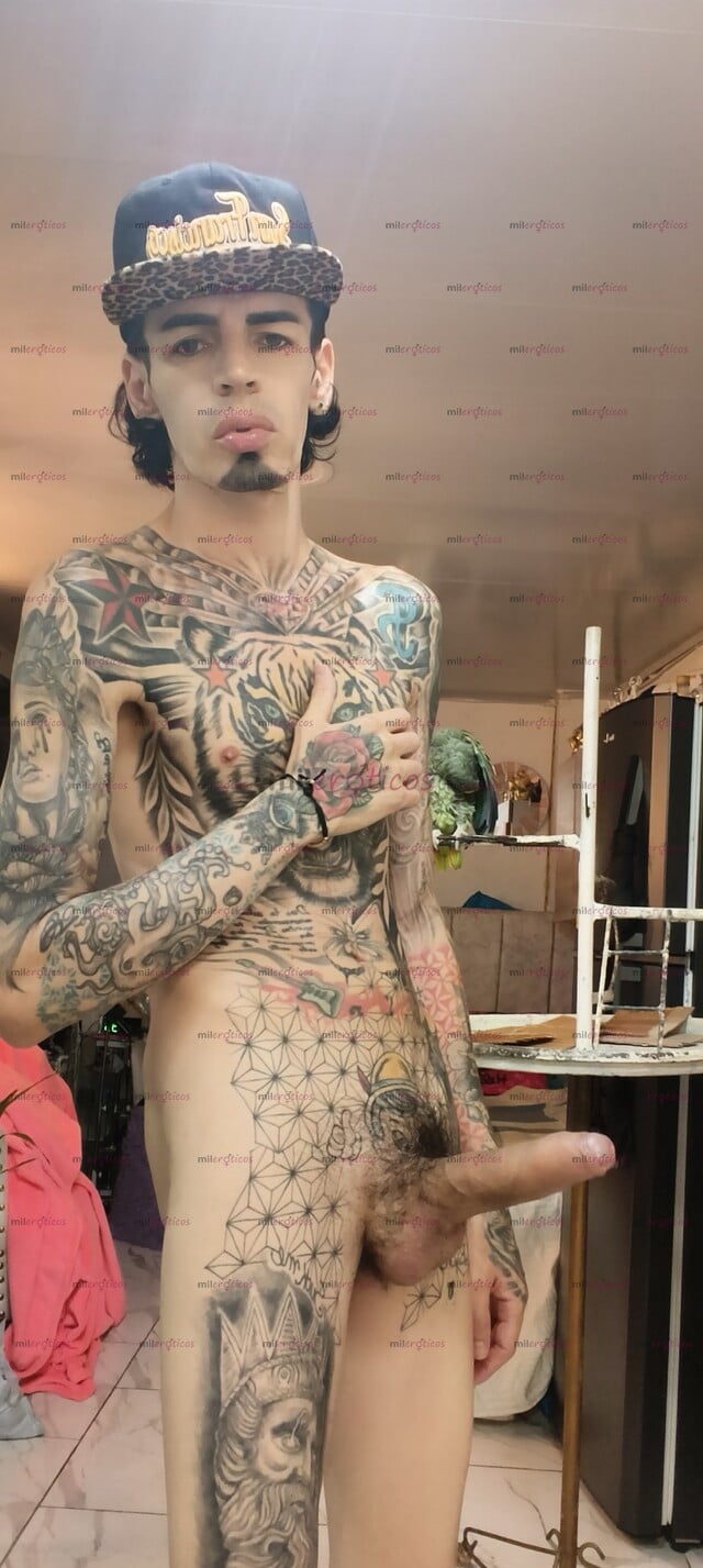 FOTOS DE FLACO ACTIVO BLANCO TATUADO SERIO RESERVADO