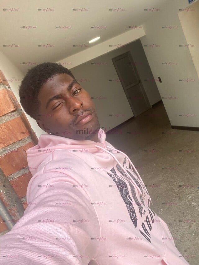 FOTOS DE CHICO NEGRO UNIVERSITARIO. VERSÁTIL APASIONADO Y JUGUETÓN