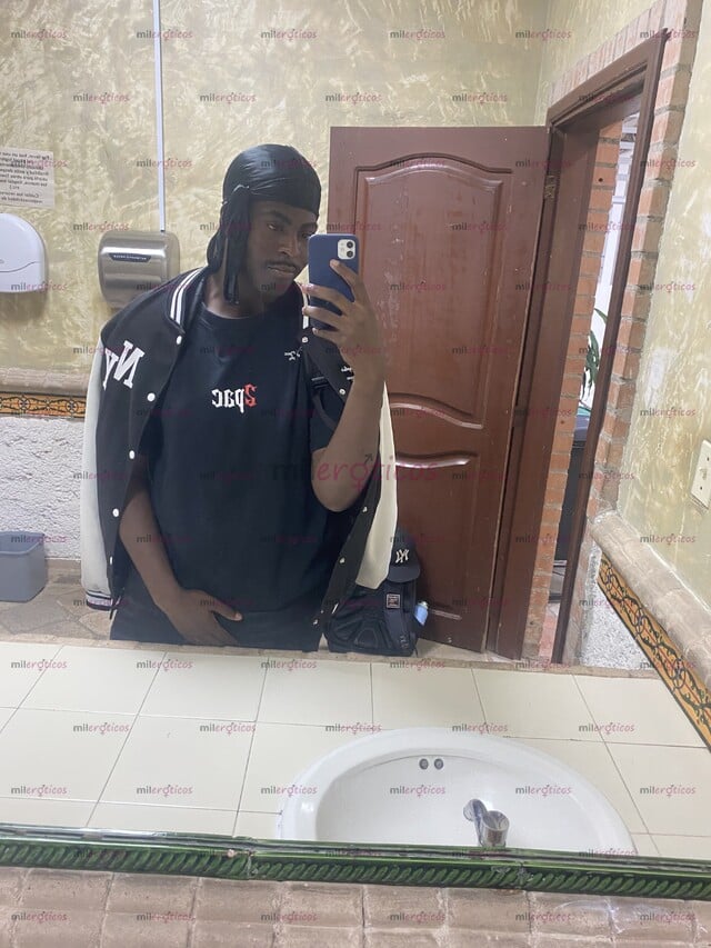 FOTOS DE CHICO NEGRO UNIVERSITARIO. VERSÁTIL APASIONADO Y JUGUETÓN