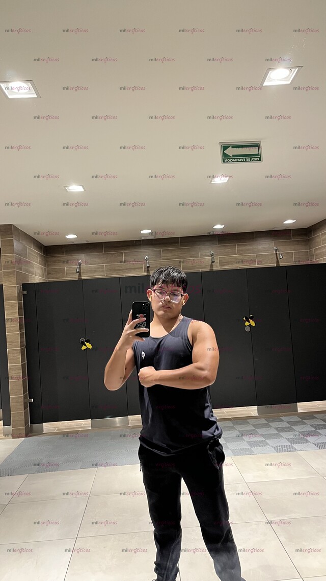 FOTOS DE MUSCULOSO Y CHICHÓN COMPLACIENTE CON VERGA Y CULO LISTO PARA HACERTE FELIZ