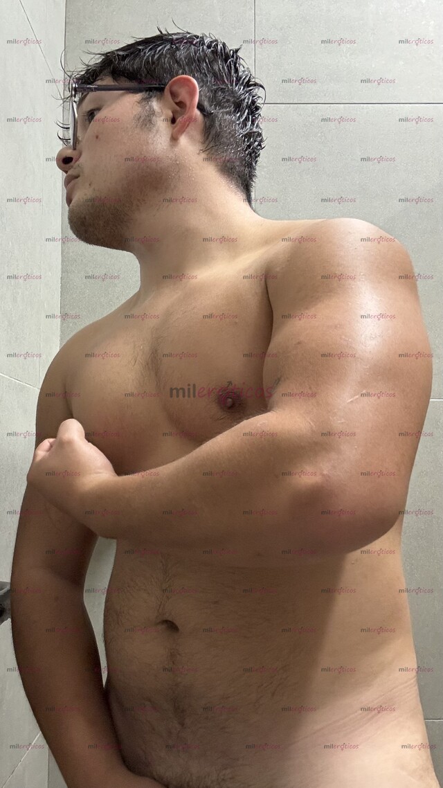 FOTOS DE MUSCULOSO Y CHICHÓN COMPLACIENTE CON VERGA Y CULO LISTO PARA HACERTE FELIZ