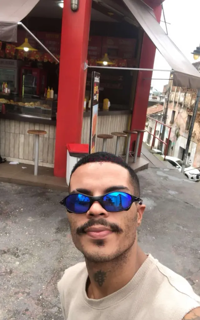 Oi tudo bem sou lukas brasil baixinho dotado ativo pau grosso leitador cheiro de tesao moreno chocolate tatuado eduardo gentileza cheiroso boa companh...
